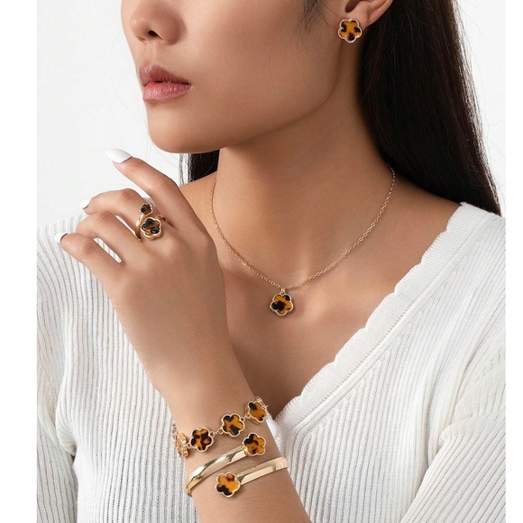 Luxe Gold Tone Flower Necklace Ring Jewelry Set - Picture 2 of 6